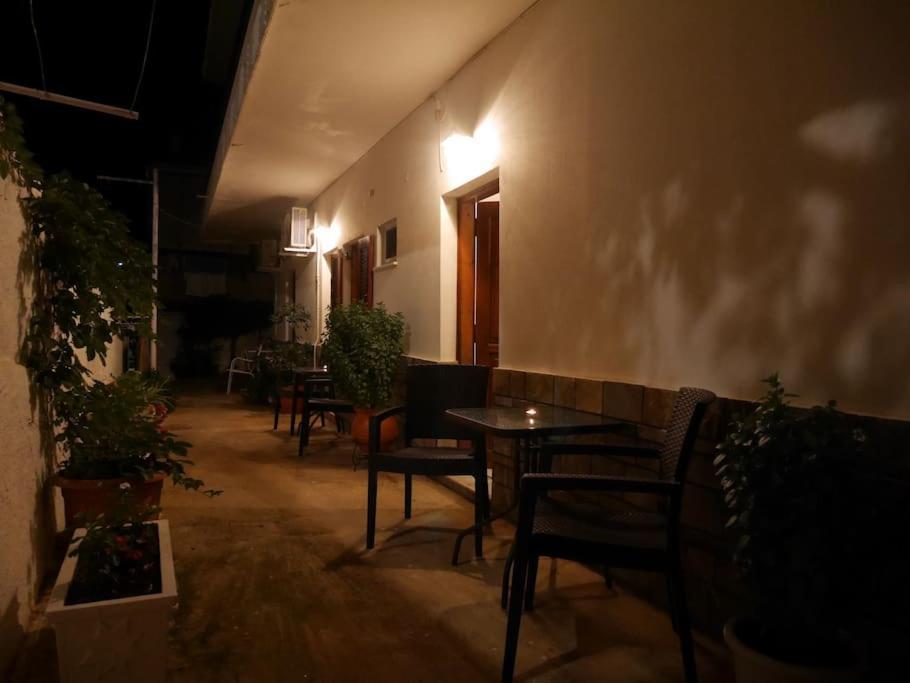 Chrysoula'S Welcoming Triple Room With Yard モネンバシア エクステリア 写真