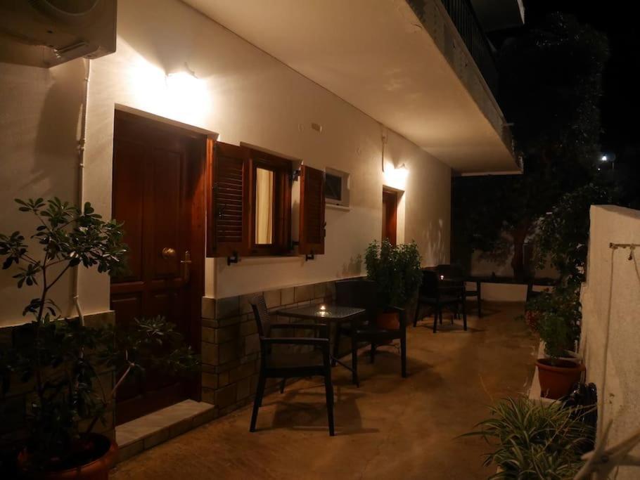 Chrysoula'S Welcoming Triple Room With Yard モネンバシア エクステリア 写真